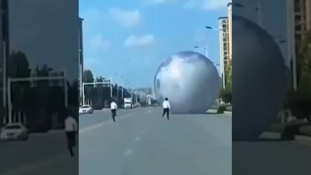 В Китае на празднике середины осени укатился макет Луны — персоналу пришлось гоняться за ним смотреть онлайн