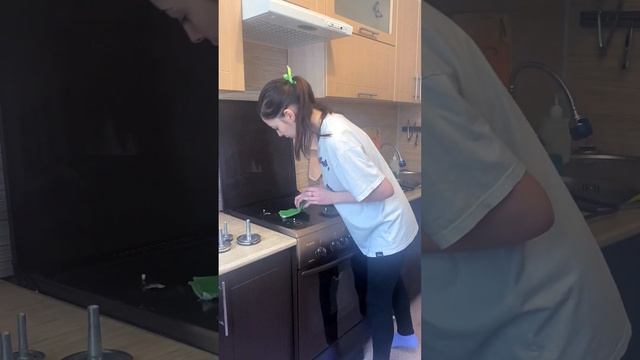 Как быстро и безопасно очистить плиту от грязи, без использования химии? смотреть онлайн