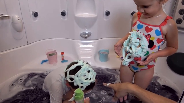 Ванная пати Катя с Максом красят воду шипучими шариками и стреляют ароматной пен смотреть онлайн