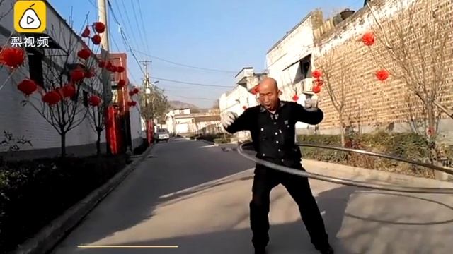 Его прозвали "железным человеком": Он 4 часа может крутить стальной обруч весом 40 кг [Age0+] смотреть онлайн