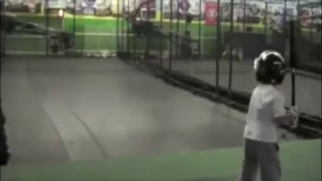 Peyton Bonds, 3 years old @ BB Grandslam , hitting in the 45mpg cage смотреть онлайн