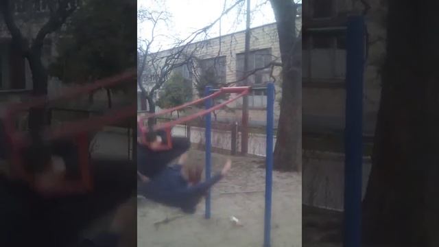 Учимся делать солнышко на качеле))Жалко девочку. смотреть онлайн