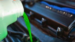 НЕ ДОЛИВАЙТЕ АНТИФРИЗ В РАСШИРИТЕЛЬНЫЙ БАЧОК СИСТЕМЫ ОХЛАЖДЕНИЯ