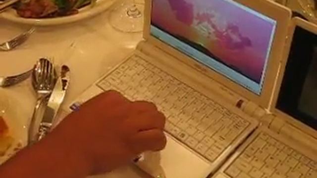 Playing with the ASUS Eee PC 900 FingerGlide смотреть онлайн