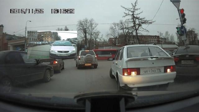 Езда задним ходом по встречке на перекрестке в Казани смотреть онлайн