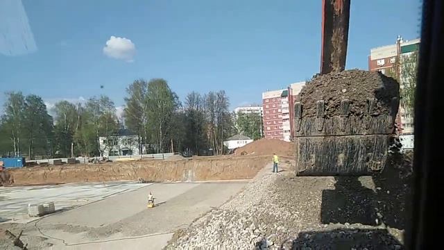 Работа новичка на экскаваторе.