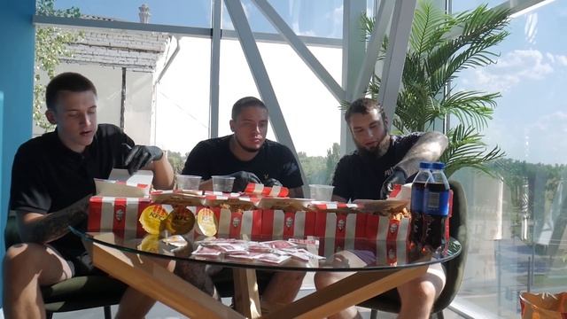 100 ГОСТРИХ НІЖЕК KFC НА ТРЬОХ смотреть онлайн