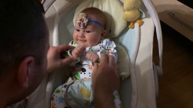 Папа одевает ребёнка смотреть онлайн