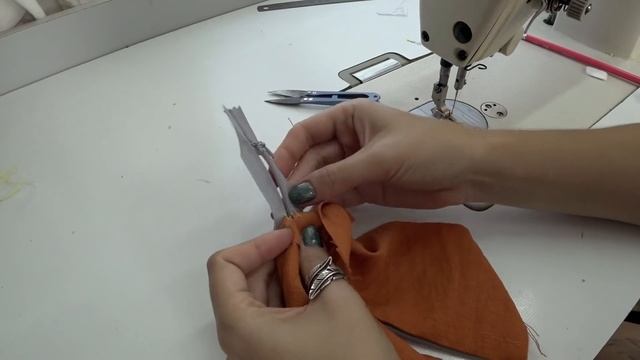 БЕЗ ОВЕРЛОКА учимся вшивать потайную МОЛНИЮ - Крутая обработка, НЕ СЛОЖНО. смотреть онлайн