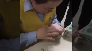 Китаянка быстро считает деньги.Такому не научат в школе.Как он это делает . Money.Калькулятор.Деньг