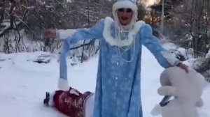 Пьяные снегурочка и дед мороз
