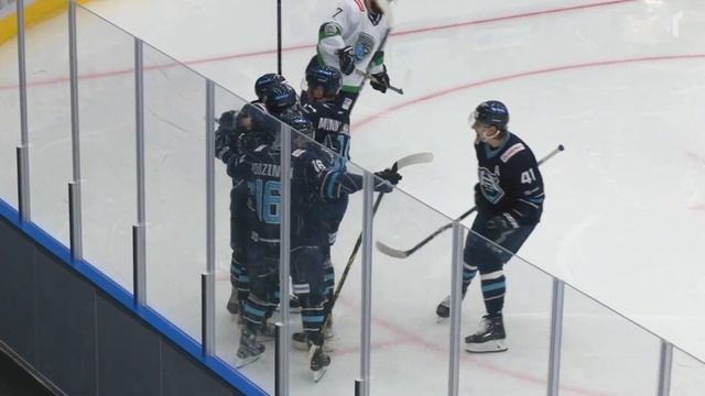 0111 В ЦЕНТРЕ ВНИМАНИЯ ХОККЕЙ смотреть онлайн