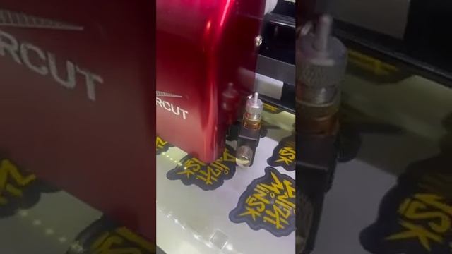 Изготовление наклеек с ламинацией для долговечного использования смотреть онлайн