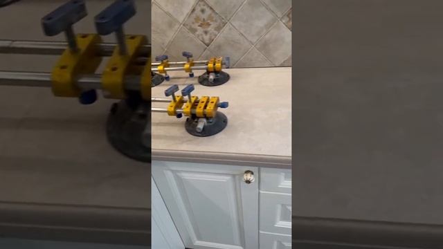 Монтаж столешницы из камня. Каменный Берег. смотреть онлайн