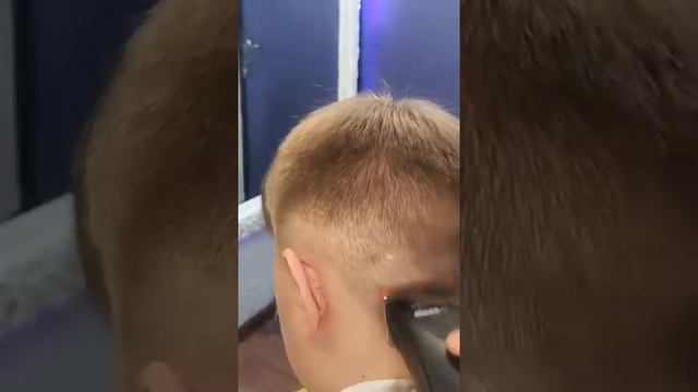 Стрижём затылок в детской стрижке // Как стричь затылок в мужской стрижке // Детская стрижка fade смотреть онлайн