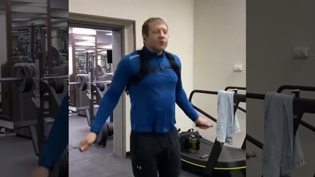 Александр Емельяненко. Час на скакалке тренировка смотреть онлайн
