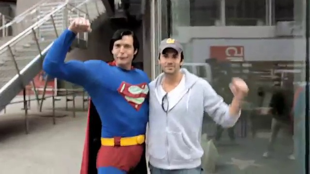 Супер-мен набрасывается на прохожего смотреть онлайн