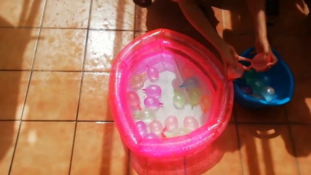 Играем в шарики с водой Игры с воздушными шарами дома смотреть онлайн