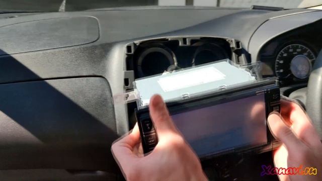 Nissan Note (E-Power) - разбор консоли торпеды и демонтаж магнитолы. смотреть онлайн