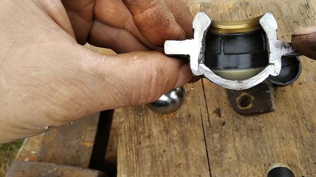 Распил шаровой опоры ВАЗ-2107. Что внутри? смотреть онлайн