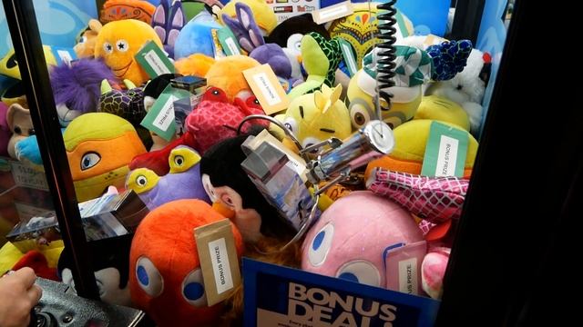 Found a CLAW MACHINE HACK! Win MORE Prizes For Cheap! смотреть онлайн