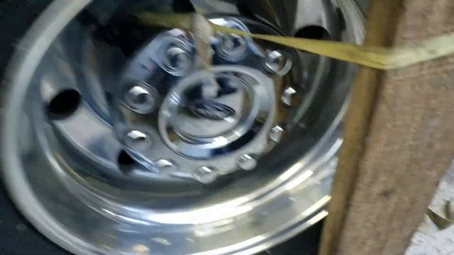 Removing rear hub cap on a 2017 F450 смотреть онлайн