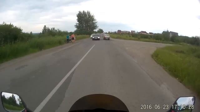 Падение. Опасные ситуации на дороге. Suzuki GSR 400 (Crash. Dangerous situations on the road) смотреть онлайн