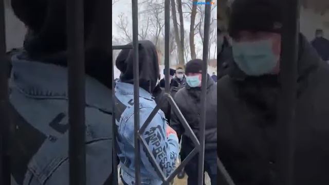 Березняки, прибывшие из Тайланда южно-сахалинцы и полиция смотреть онлайн