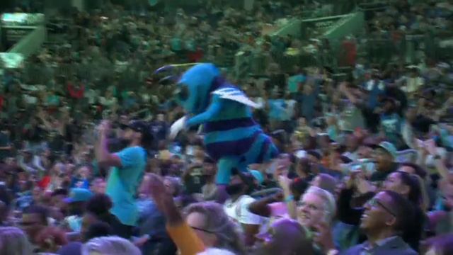 Hornets mascot wasn't happy and fans boo after drafting Brandon Miller over Scoot ? смотреть онлайн
