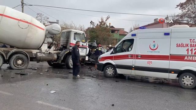 Beton mikseri ile çarpışan ticari aracın sürücüsü hayatını kaybetti. смотреть онлайн