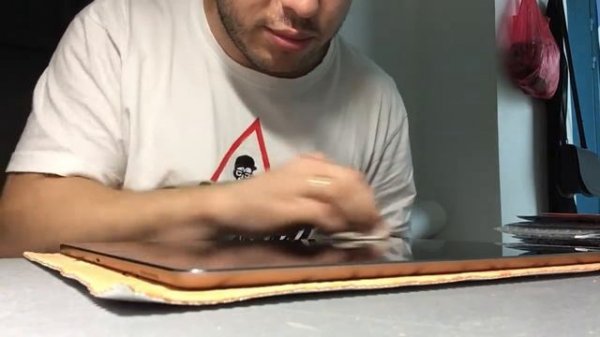 Наклеиваем защитное стекло на iPad Pro 12,9 дюйма