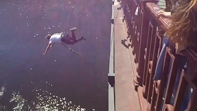 ВЛОГ: Мужик прыгнул с моста смотреть онлайн