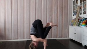 Как научиться делать стойку на голове? Польза для организма