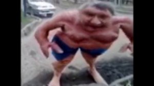 Пьяный мужик упал и смешно скукожился