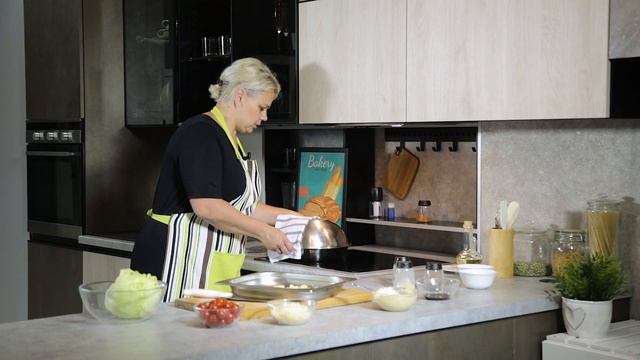 Салат «Цезарь» - классический рецепт с курицей и сухариками смотреть онлайн