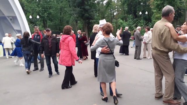 МИЛЛИОНЫ САМЫХ НЕЖНЫХ РУК, А ТВОИ ЛУЧШЕ! ХАРЬКОВ ТАНЦЫ В ПАРКЕ ГОРЬКОГО 2021 смотреть онлайн