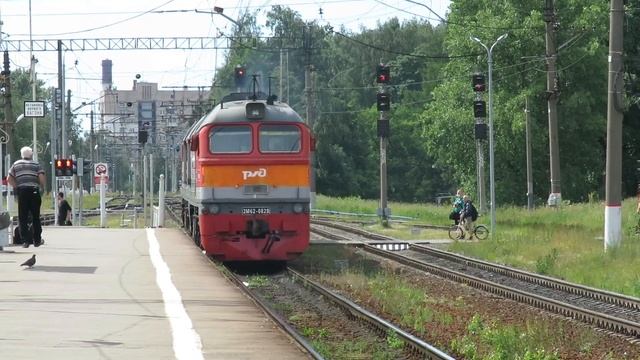 2М62-0828 следует по станции Кушелевка ОК ж.д. смотреть онлайн