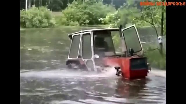 Трактор Беларусь не рассчитал своих возможностей, при переезде через реку. смотреть онлайн