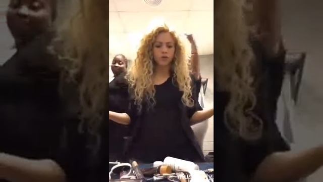 Шакира танцует в своей гримёрной! смотреть онлайн