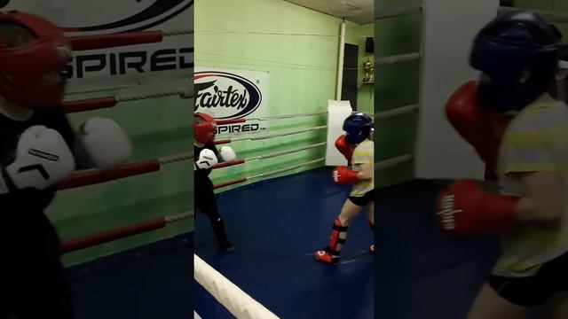 Спарринг по кикбоксингу Артуру 8 лет синий шлем смотреть онлайн