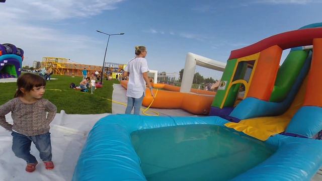 Sky Family Park и Анжелика! ( надувной аквапарк, батутный парк на воде, надувные батуты) смотреть онлайн