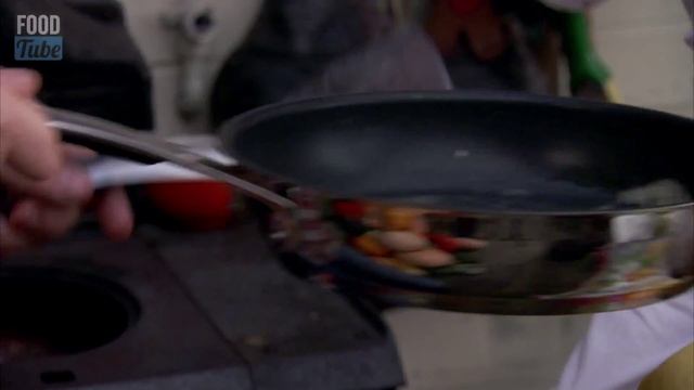 Jamie Oliver's Easy Pancake Recipe featuring Poppy and Daisy смотреть онлайн