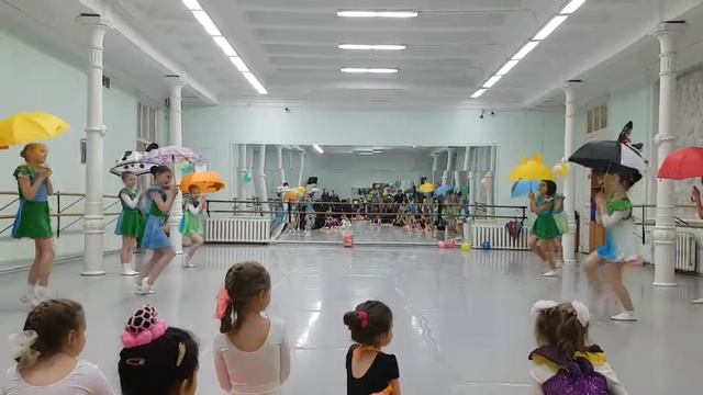Танец с зонтиками смотреть онлайн