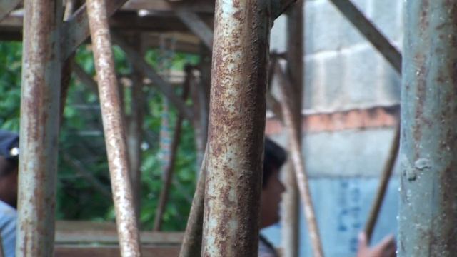 Установка временной стартовой доски, на неё будут опираться первые приклеенные листы утеплителя