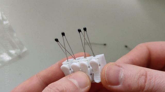 Подключаем 4 ДАТЧИКА ТЕМПЕРАТУРЫ к 1 термостату или котлу. Просто. смотреть онлайн