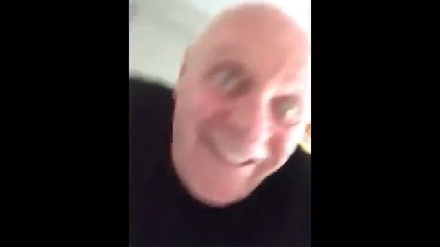 Энтони Хопкинс слушает музыку (Мишка Гуми) смотреть онлайн