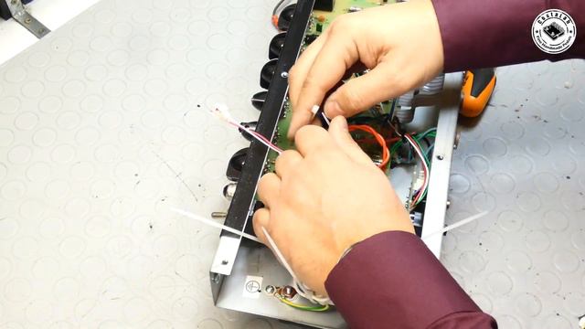 Fender Blues Junior transformer (and other parts) replacement, in three minutes. смотреть онлайн