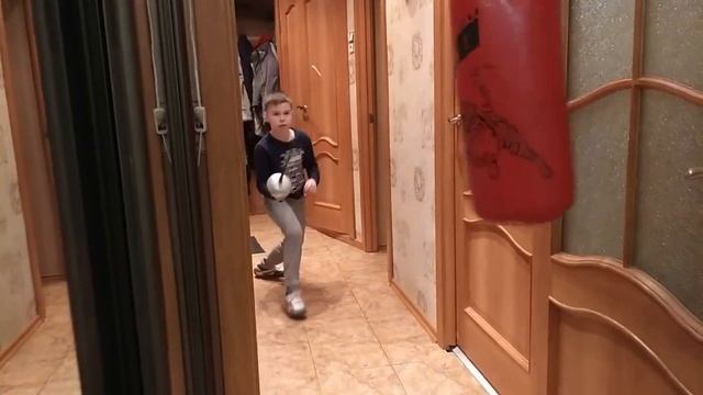 Фехтование. Юный фехтовальщик, работа с боксёрской грушей и лапой смотреть онлайн