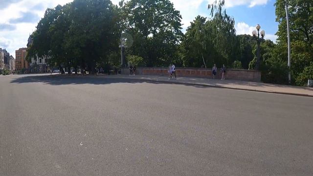 В центре Риги. Прогулка в парке. смотреть онлайн