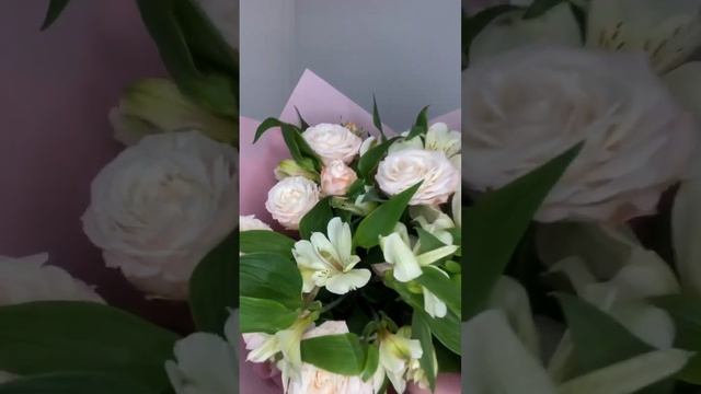 Нежный букет из роз и альстромерии смотреть онлайн